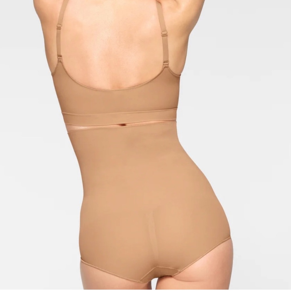 NWT- SKIMS-everyday sculpt high waisted brief ochre. Size XL. - Picture 6 of 8